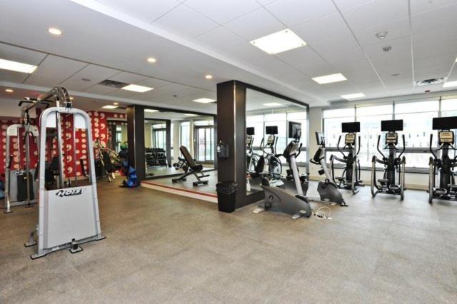 Square One Fully Furnished Suite Mississauga Esterno foto
