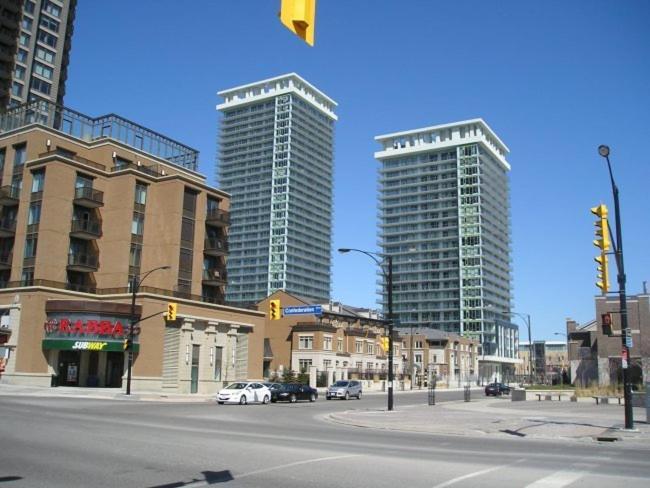 Square One Fully Furnished Suite Mississauga Esterno foto