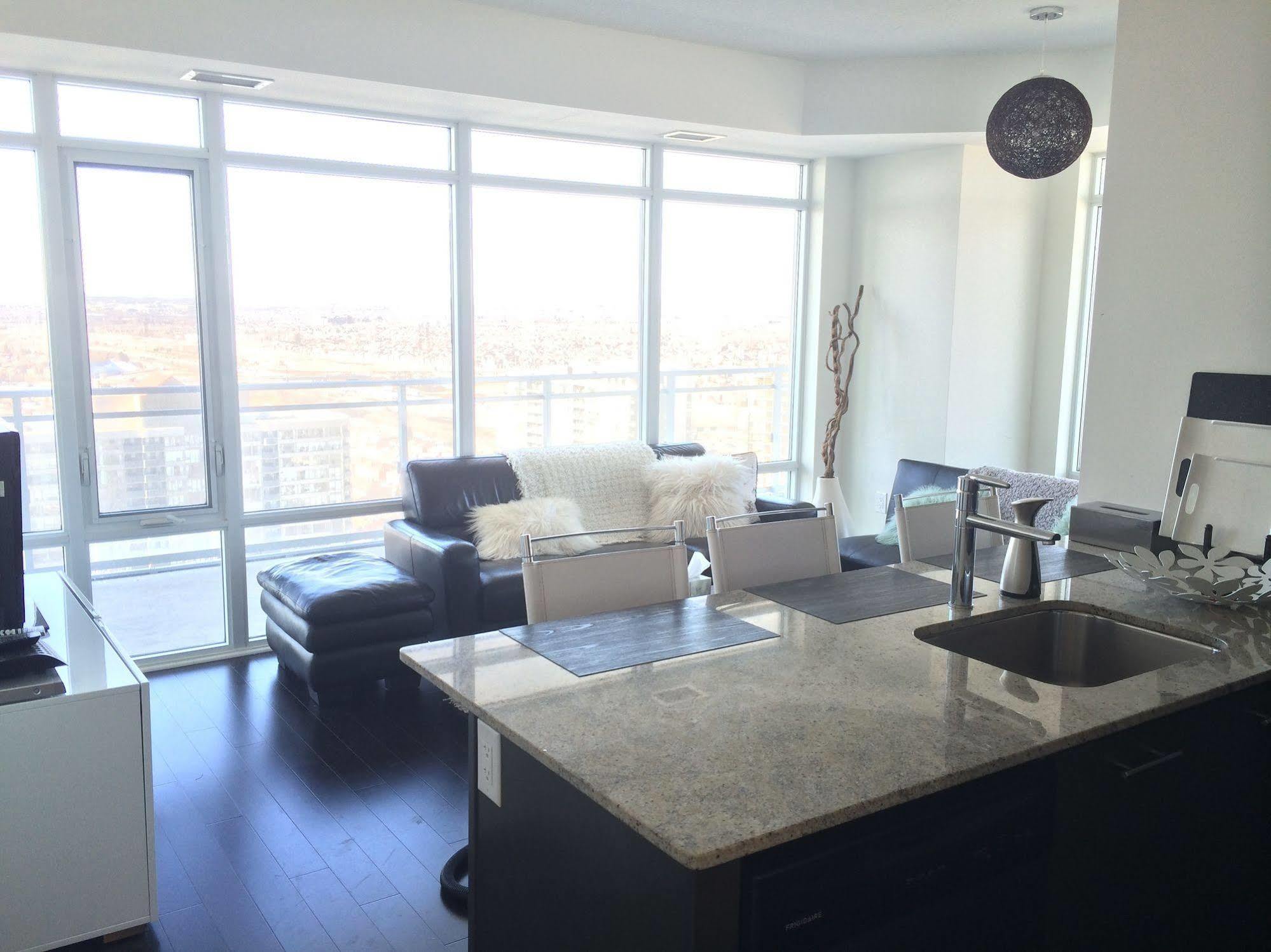 Square One Fully Furnished Suite Mississauga Esterno foto